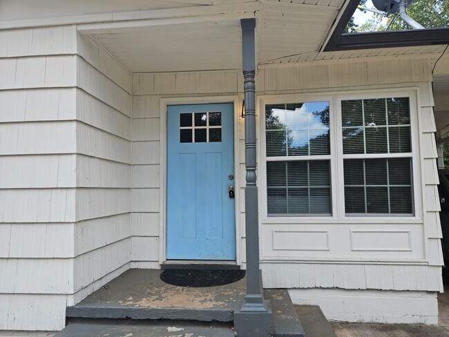 Building Photo - Renovated Marietta Bungalow