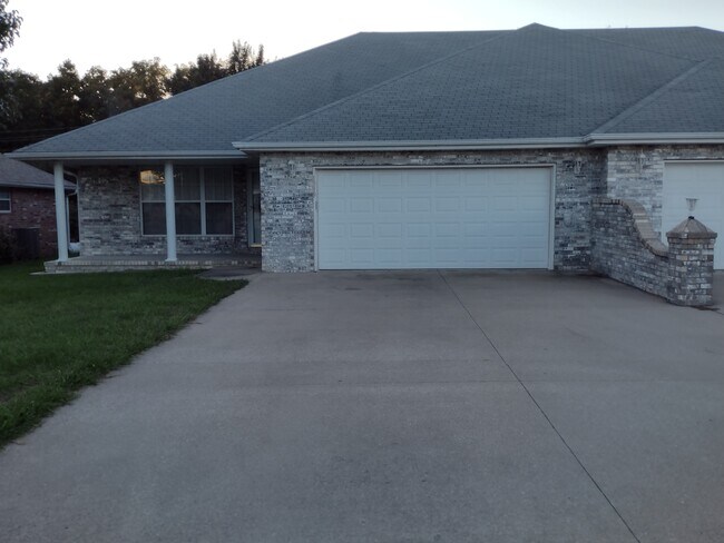 Building Photo - 1319 Deadra Dr