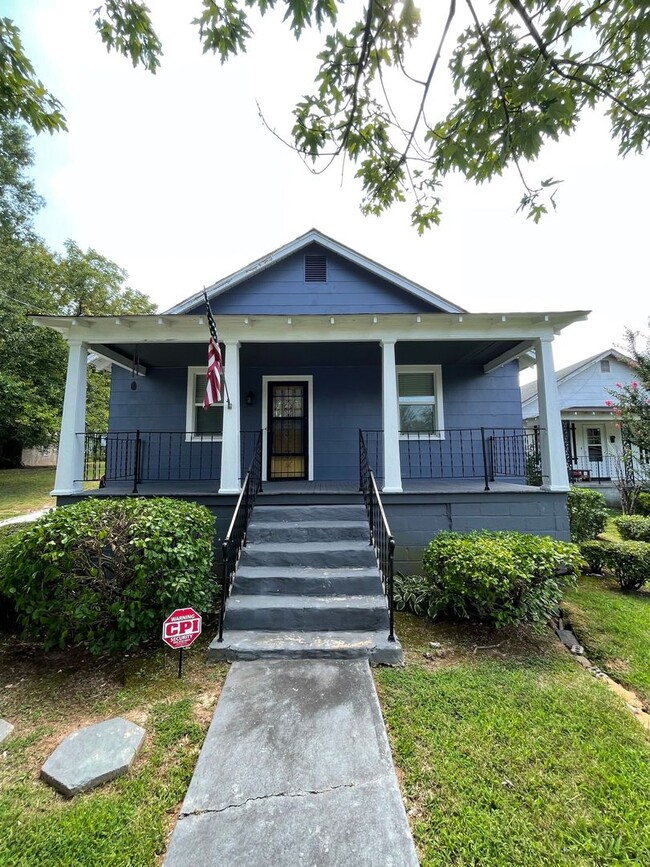 Building Photo - Adorable South Hill Charmer Waiting for YOU!