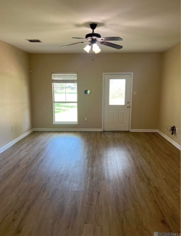 Foto del edificio - 10205 Lake Ridge Ave