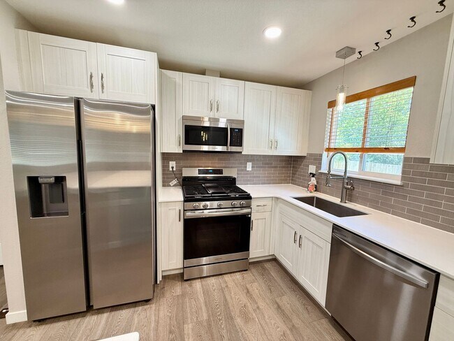 Foto del edificio - Fully Remodeled 3 Bedroom Home Located in the desirable Rustic Hills neighborhood