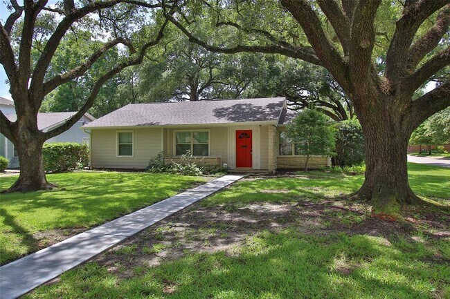 Building Photo - 1121 Colonial St