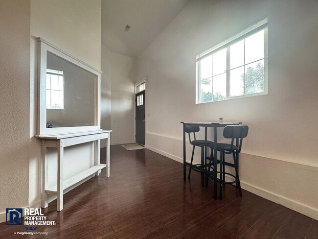 Building Photo - Mills - 2817 (Advertising Only)