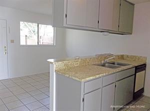 Building Photo - Nice 2 bedroom 1 bath duplex with fenced y...