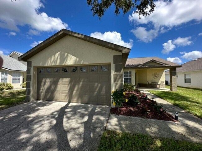 Building Photo - 3/2 WITH POOL close to Disney! Pool and la...