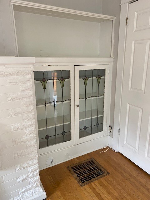 Muebles empotrados para la sala de estar - 4615 Fremont Ave N