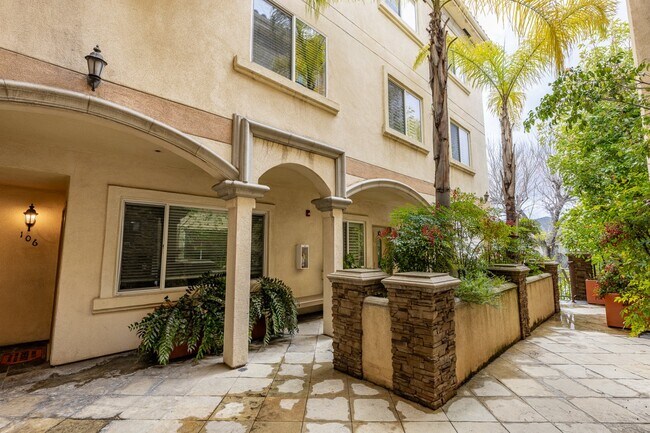 Building Photo - 540 E Angeleno Ave