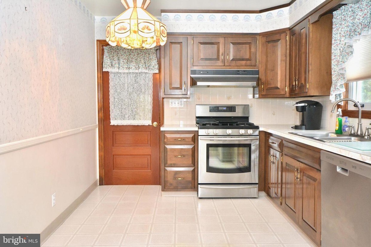 Primary Photo - 52 Erdman Ave