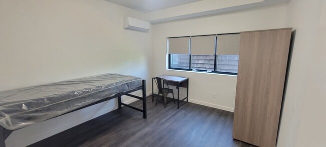 Building Photo - Single Bed- Available Newly Renovated Buil...