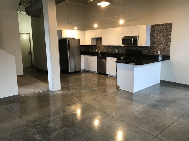 Cocina de 2 pisos y 1 dormitorio - Tower Press Building