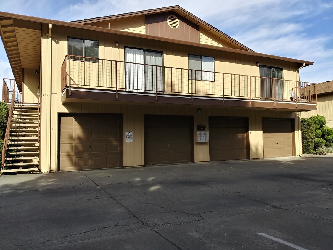 apartment and garage - 911 Marlene St