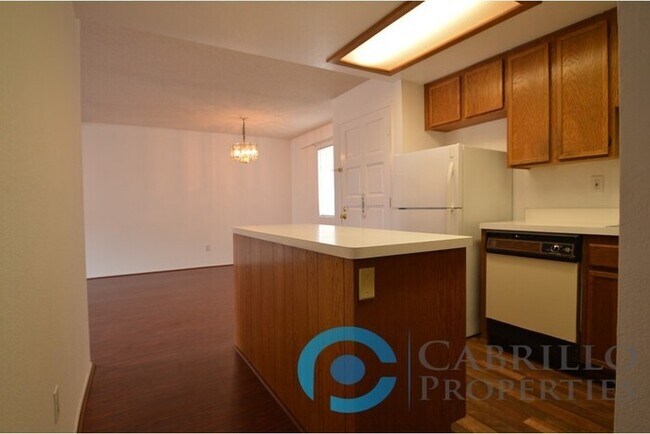 Building Photo - Spacious 2bd/2ba Condo with 2 car garage