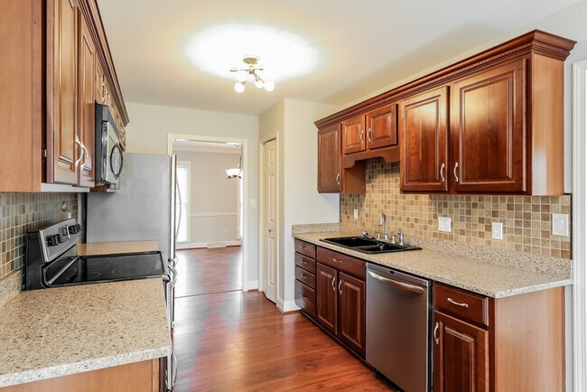 Building Photo - Adorable 3 Bedroom Cape Cod