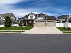 Building Photo - 744 W Ridgeline Dr