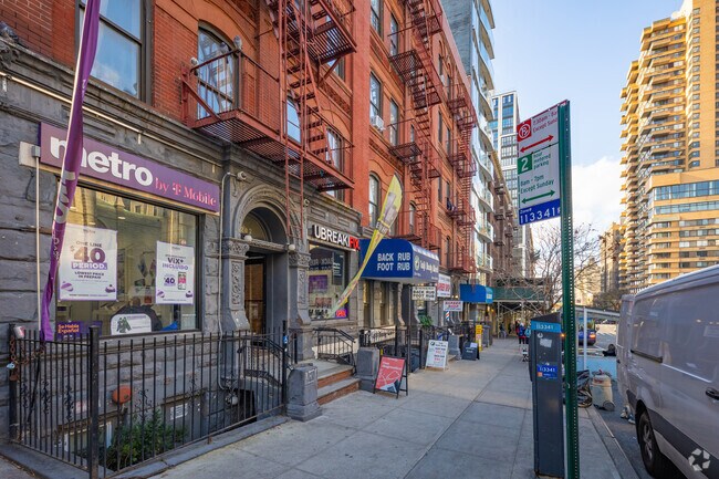 Building Photo - 202 W 96th St