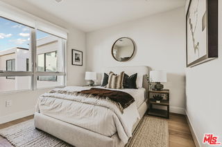 Building Photo - 3230 S Barrington Ave