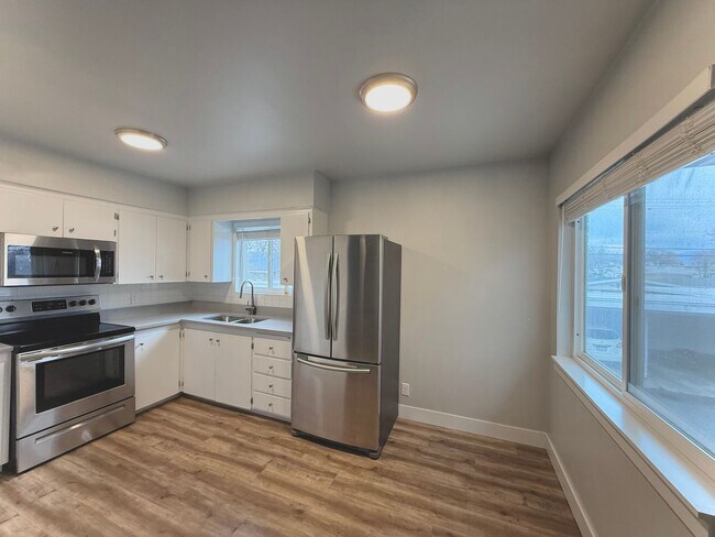 Building Photo - 1 Bedroom Salt Lake Condo  Available