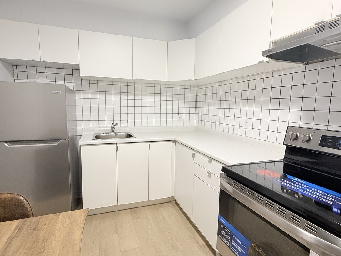 Primary Photo - 1989 Wyandotte St W