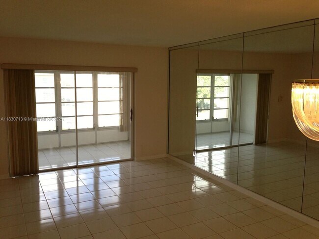 Foto del edificio - 6070 NW 64th Ave