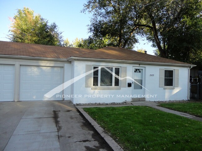 Building Photo - Updated 1/2 Duplex with Washer/Dryer and F...