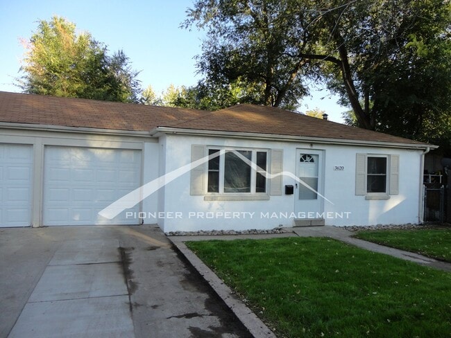 Building Photo - Updated 1/2 Duplex with Washer/Dryer and Fenced Yard