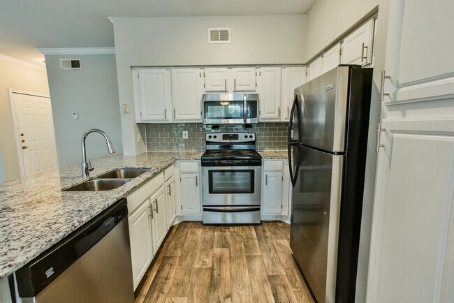 Building Photo - Get a $750 GC + $750 Off Rent!