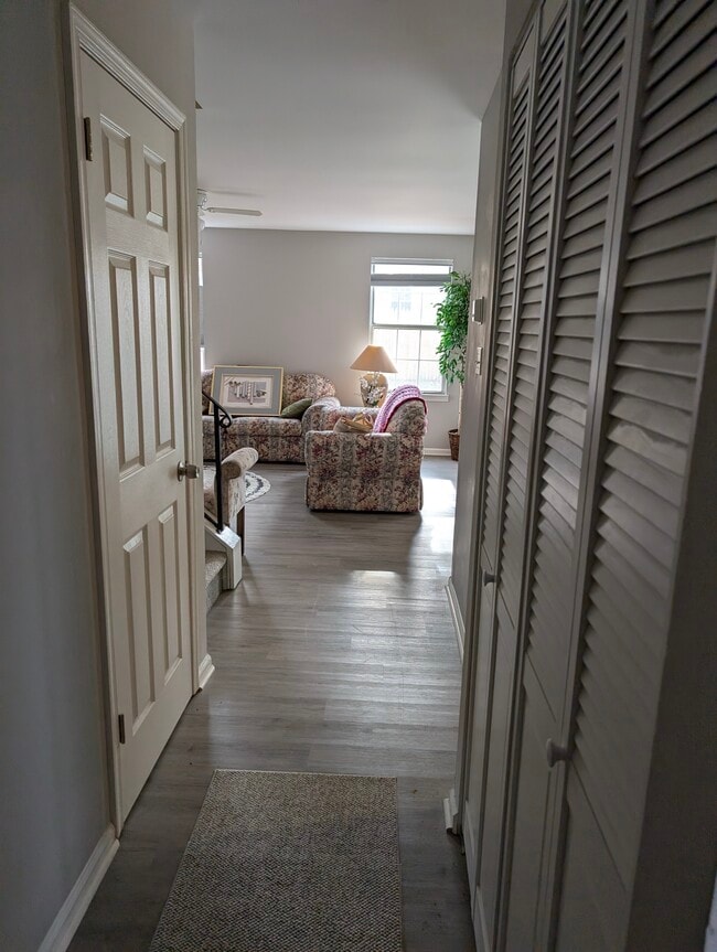 Building Photo - 38 River Bank Dr