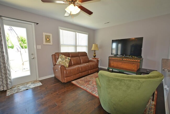 Building Photo - Gorgeous! 3 Bed/2.5 Bath house! Close to I-24! Lawn/Garbage Included!