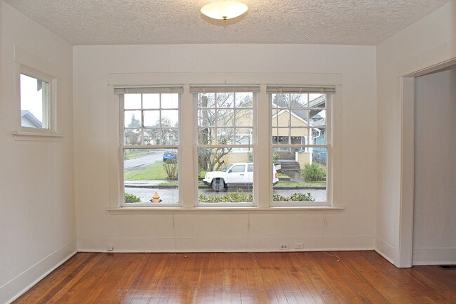 Building Photo - 4806 NE 29th Ave