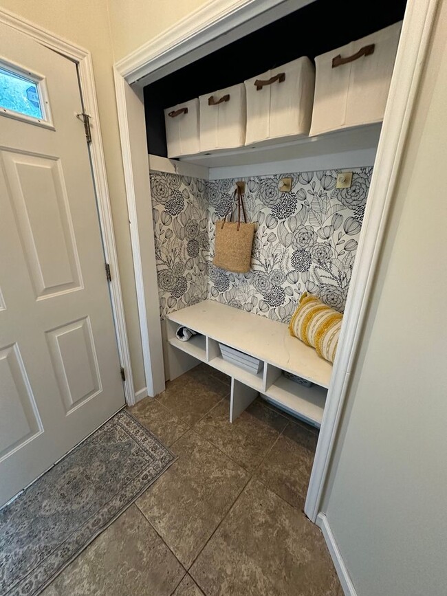 Building Photo - 2 Bedroom Townhome in Raleigh