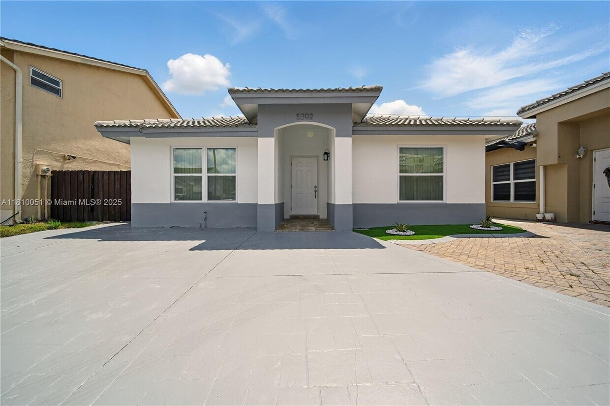 Foto principal - 5202 NW 187th St