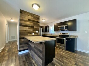 Building Photo - 1108 Ridgewood Dr