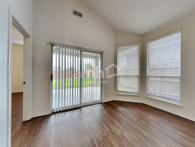 Foto del edificio - 3817 Old Richwood Ln
