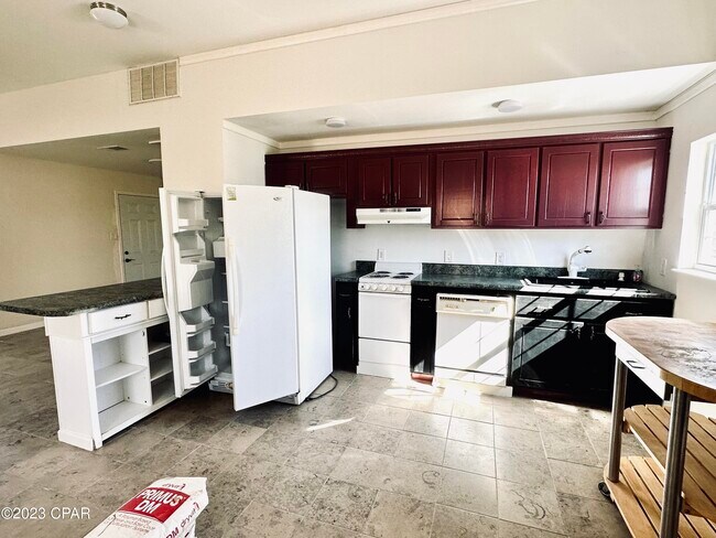 Foto del edificio - 8034 Kingswood Rd