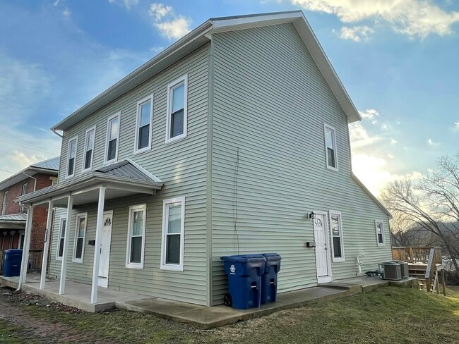 Building Photo - 225 N 6th St