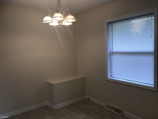 Building Photo - 2 br, 1 bath Apartment - 102 Fulton Blvd 102