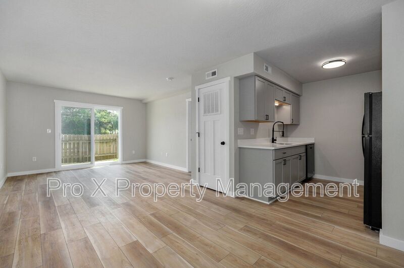 Foto principal - 2213 E Macs Ct