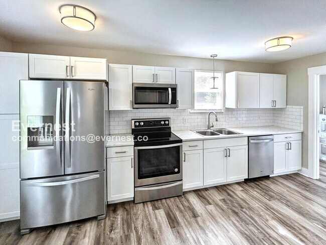 Foto del edificio - 3 Bed, 1.5 Bath Home with Fenced Yard / Pe...