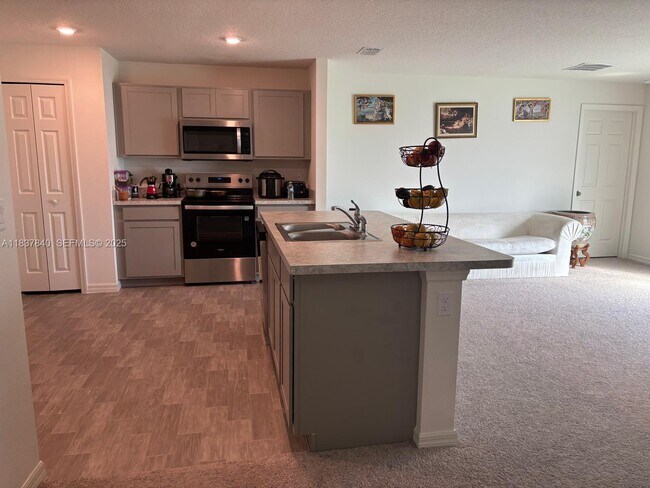 Building Photo - 1073 SW Eureka Ave