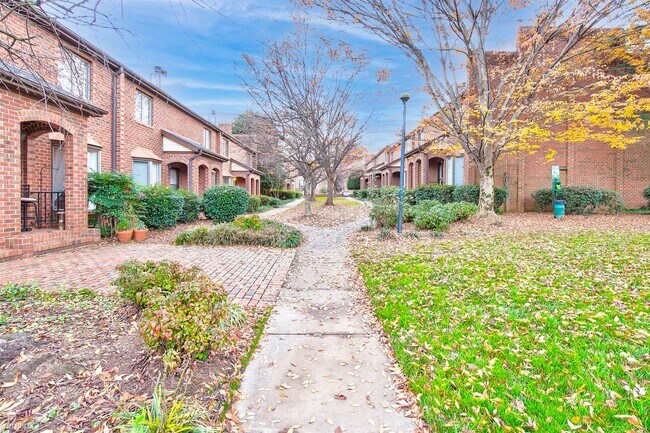 Building Photo - 2 br, 1.5 bath Condo - 622 Walker Avenue
