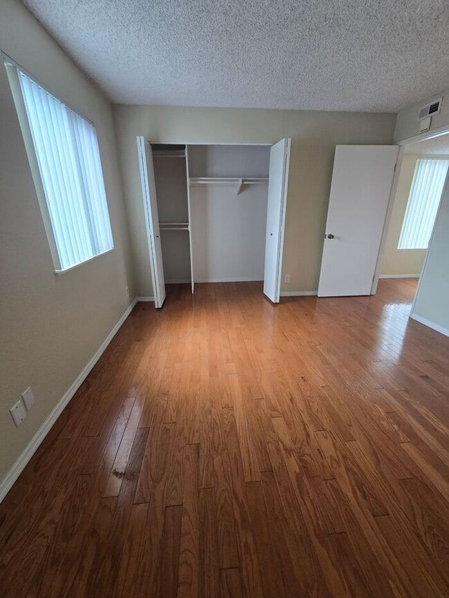 Building Photo - Spacious 2BD/2.5BA Town Home near Universi...