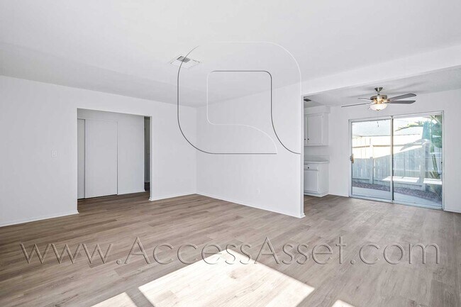 Building Photo - Modern And Spacious 2 Bed/2 Bath Duplex In Hemet!