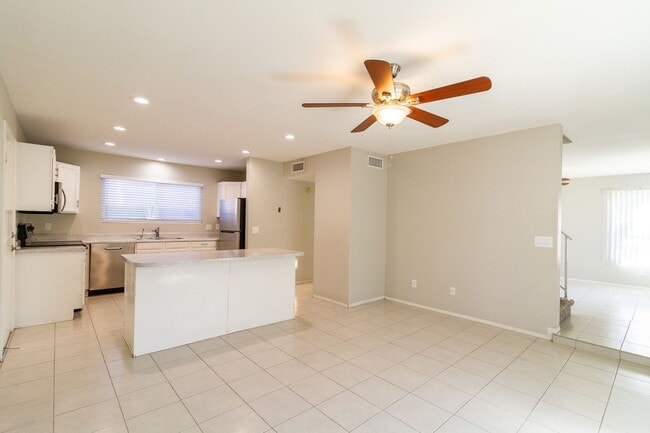 Building Photo - 4 Bed 2.5 Bathroom with huge backyard near University & Val Vista area Greenfield Park community
