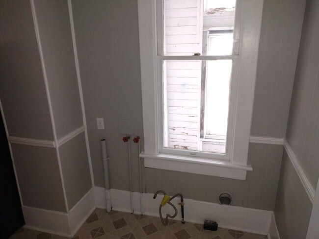 Building Photo - MAIN FLOOR LARGE APARTMENT