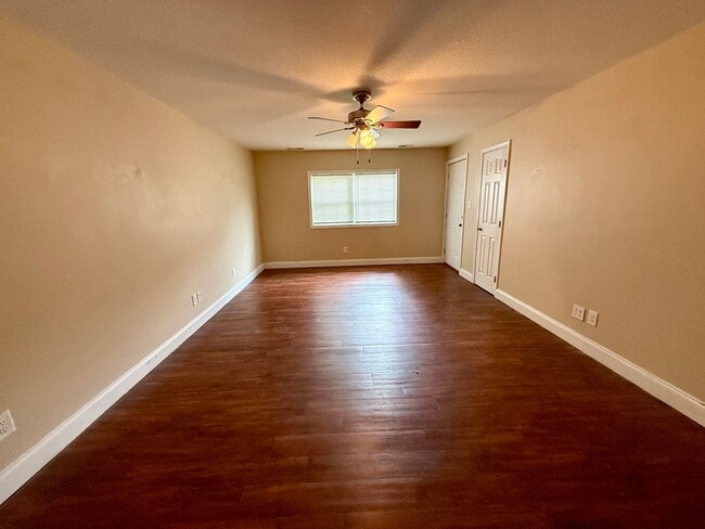 Building Photo - 2 Bedroom / 1 Bath Apt. - Johnson City
