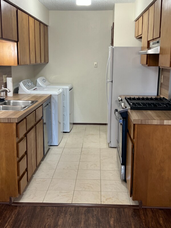 Building Photo - 1422 W Braker Ln