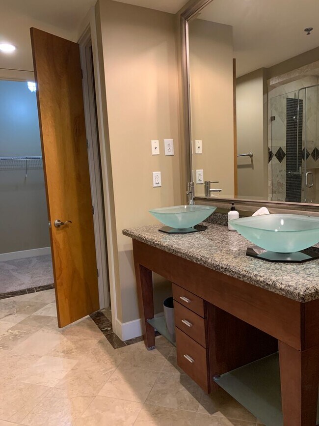 Building Photo - Fabulous 2 Bedroom/2 1/2 Bath Condo in Excellent Location