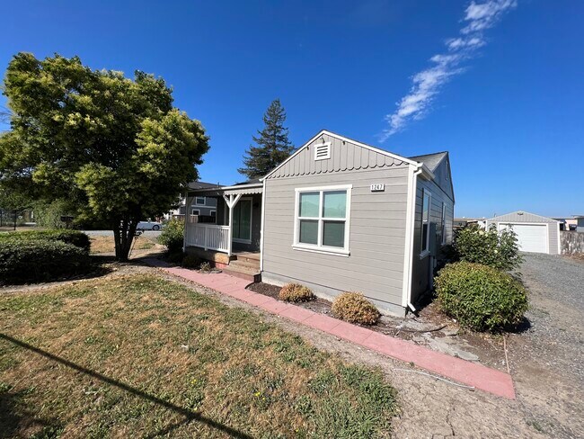 Foto del edificio - 1247 Petaluma Hill Rd