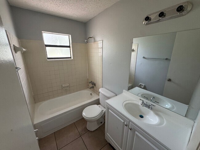 Building Photo - 911 N Iowa Ave