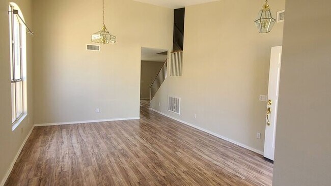 Building Photo - 4-bedroom in Gilbert with new paint & new ...